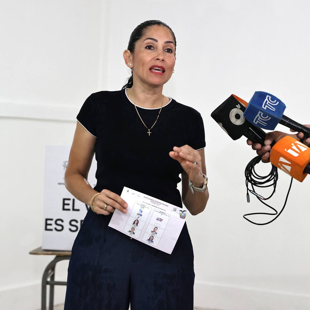 Luisa González no reconoce resultados de elecciones en Ecuador y asegura que se “vive una dictadura”