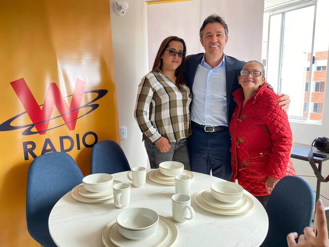 Así fue la entrega de dos apartamentos a dos oyentes de W Radio por Amarilo