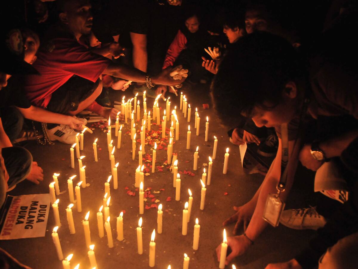 Tragedia en estadio de Indonesia: velas y flores en memoria a las víctimas