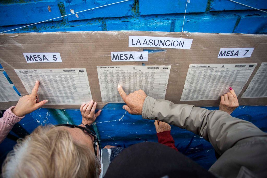 Personas en su puesto de votación para elecciones presidenciales en Colombia: Foto: Getty Images