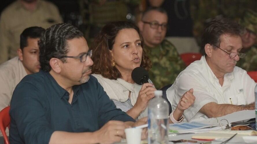 La ministra del Interior, Nancy Patricia Gutiérrez, y los delegados de la minga de campesinos e indígenas . Foto: Cortesía/ Mininteriror.