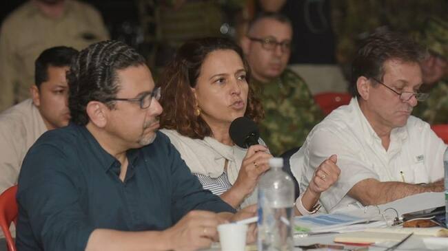 La ministra del Interior, Nancy Patricia Gutiérrez, y los delegados de la minga de campesinos e indígenas . Foto: Cortesía/ Mininteriror.