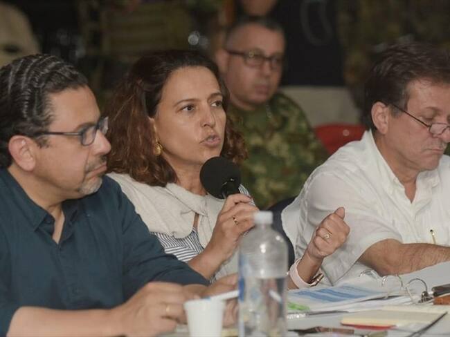 La ministra del Interior, Nancy Patricia Gutiérrez, y los delegados de la minga de campesinos e indígenas . Foto: Cortesía/ Mininteriror.