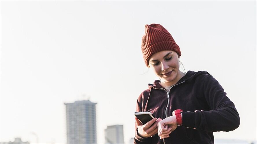 Actualmente, los relojes inteligentes se han vuelto herramientas útiles para quienes realizan actividad física.. Foto: Getty Images