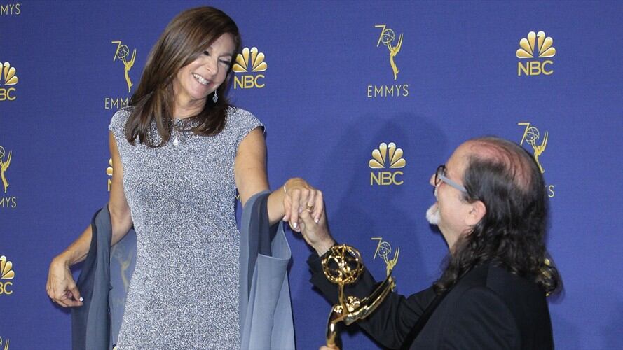El director estadounidense Glenn Weiss (d) sostiene el Emmy a Mejor Director por un Programa de Variedades junto a su prometida Jan Svendsen. Foto: Agencia EFE