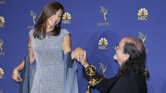 El director estadounidense Glenn Weiss (d) sostiene el Emmy a Mejor Director por un Programa de Variedades junto a su prometida Jan Svendsen. Foto: Agencia EFE