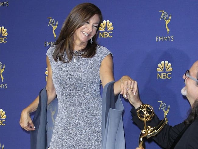 El director estadounidense Glenn Weiss (d) sostiene el Emmy a Mejor Director por un Programa de Variedades junto a su prometida Jan Svendsen. Foto: Agencia EFE