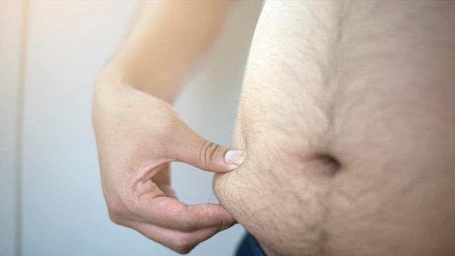 El exceso de grasa corporal alrededor de la cintura ha sido relacionado con un tamaño más pequeño de cerebro.. Foto: Getty Images