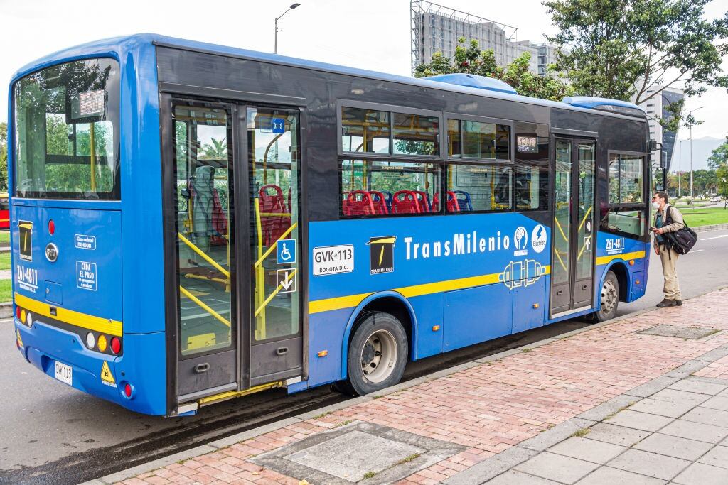 Persona preguntando a conductor de Bus Zonal de Transmilenio
