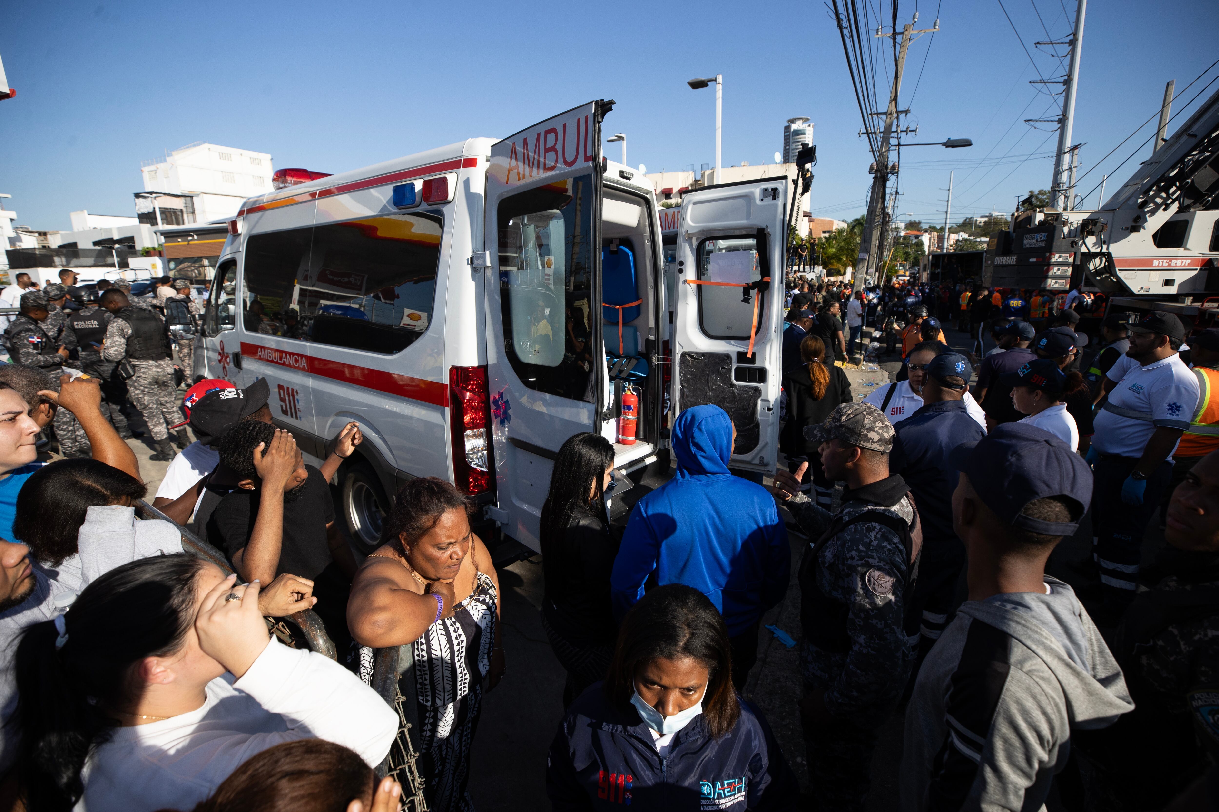 Una ambulancia espera para trasladar a los heridos de la discoteca. FOTO: Jet Set EFE/ Orlando Barría