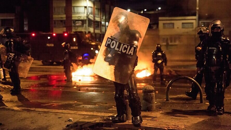 Agentes del Esmad en medio de las manifestaciones en Colombia. Foto: Antonio Cascio/SOPA Images/LightRocket via Getty Images
