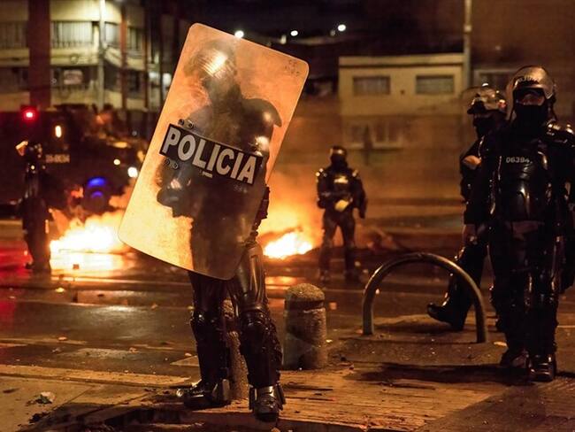 Agentes del Esmad en medio de las manifestaciones en Colombia. Foto: Antonio Cascio/SOPA Images/LightRocket via Getty Images
