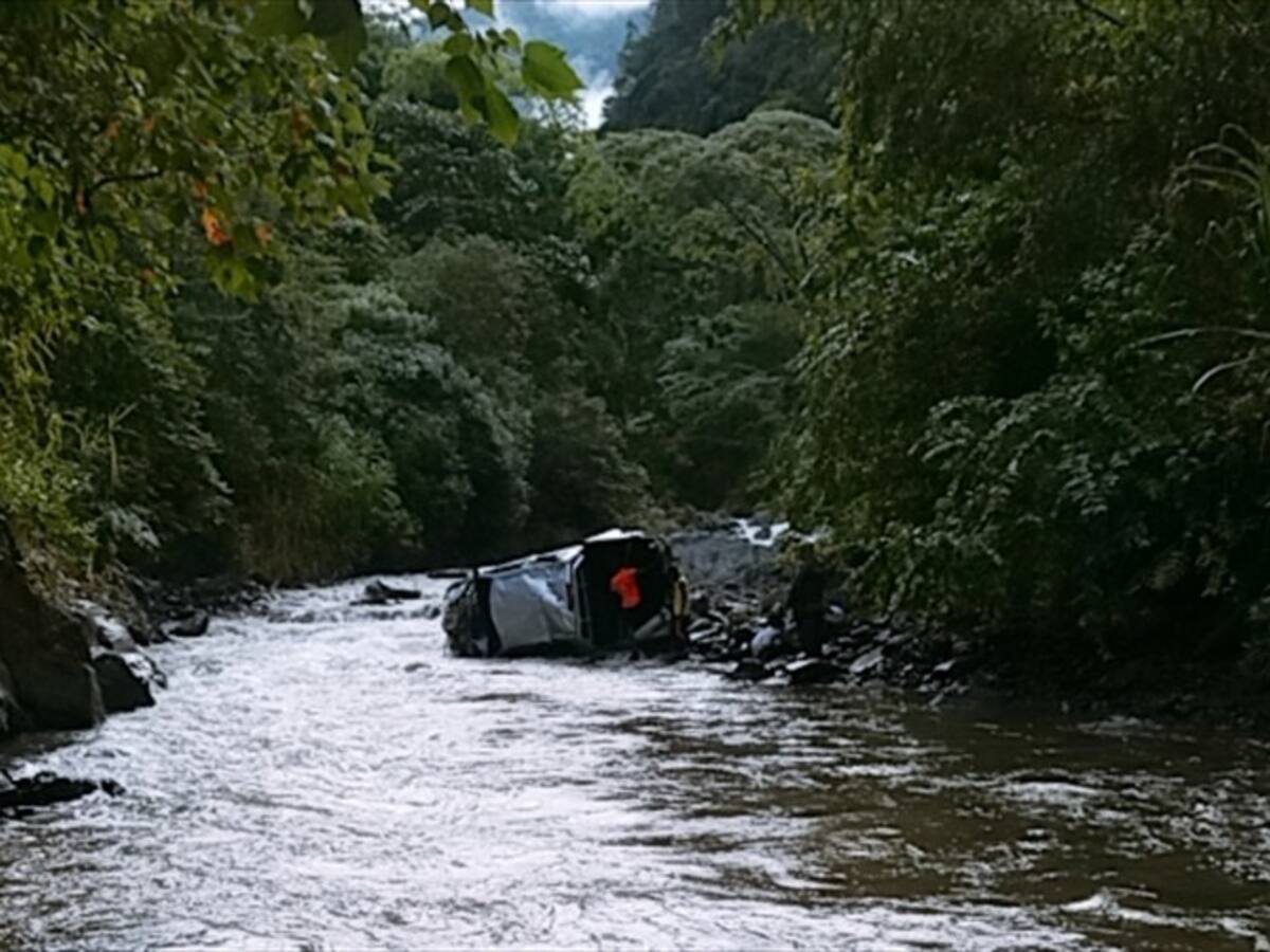 Vehículo de la Armada rodó por un abismo dejando 3 personas heridas