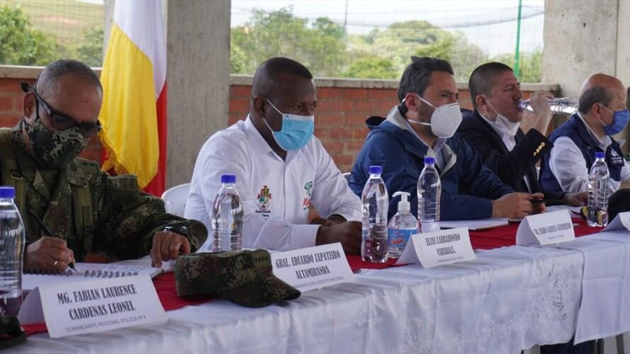 El gobernador del Cauca, Elías Larrahondo, visitó la zona donde se registró la reciente masacre . Foto: Gobernación del Cauca