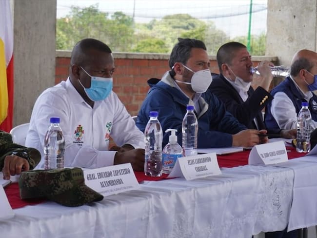 El gobernador del Cauca, Elías Larrahondo, visitó la zona donde se registró la reciente masacre . Foto: Gobernación del Cauca