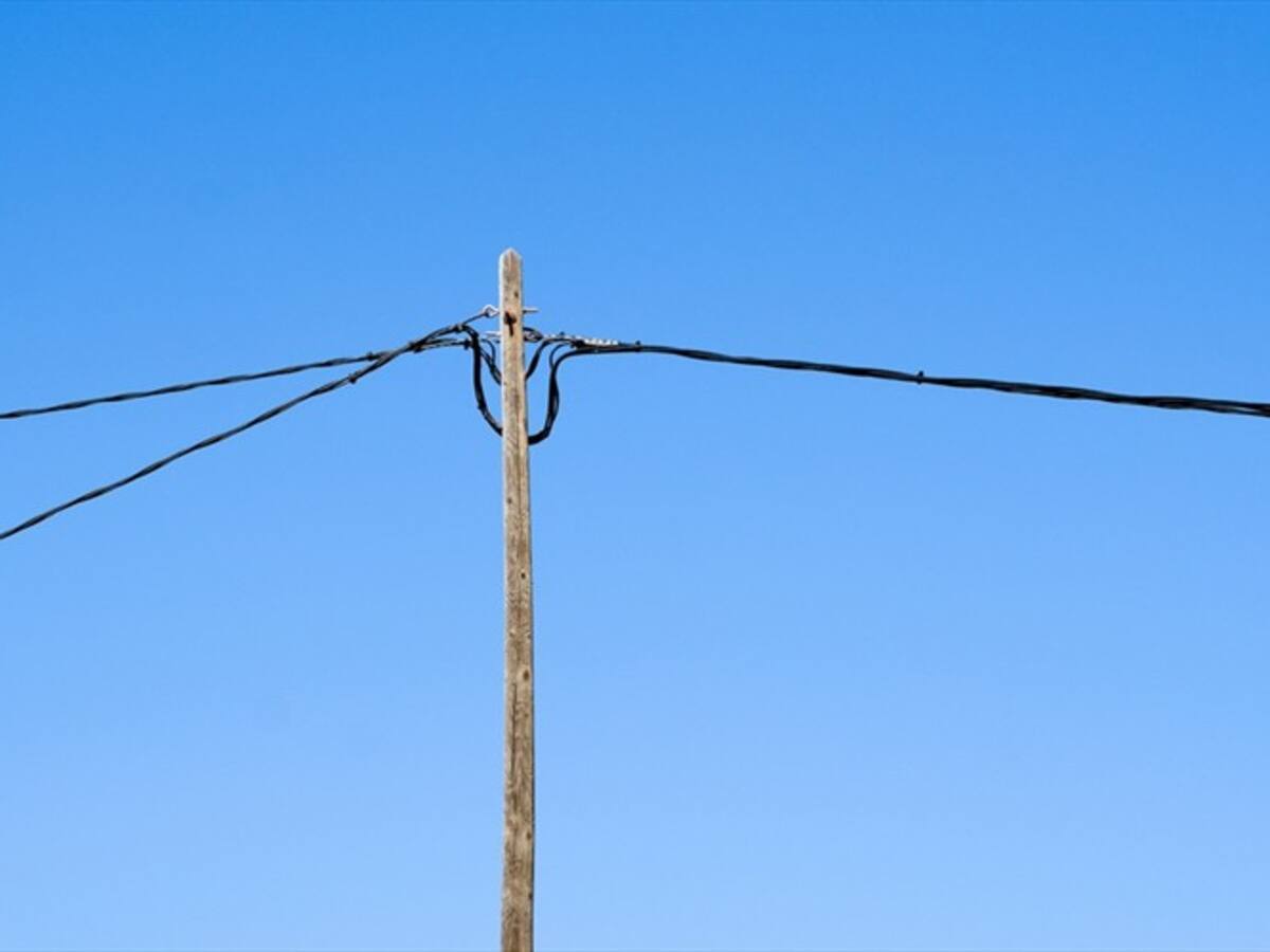 La vía que entregaron con los postes atravesados en la mitad