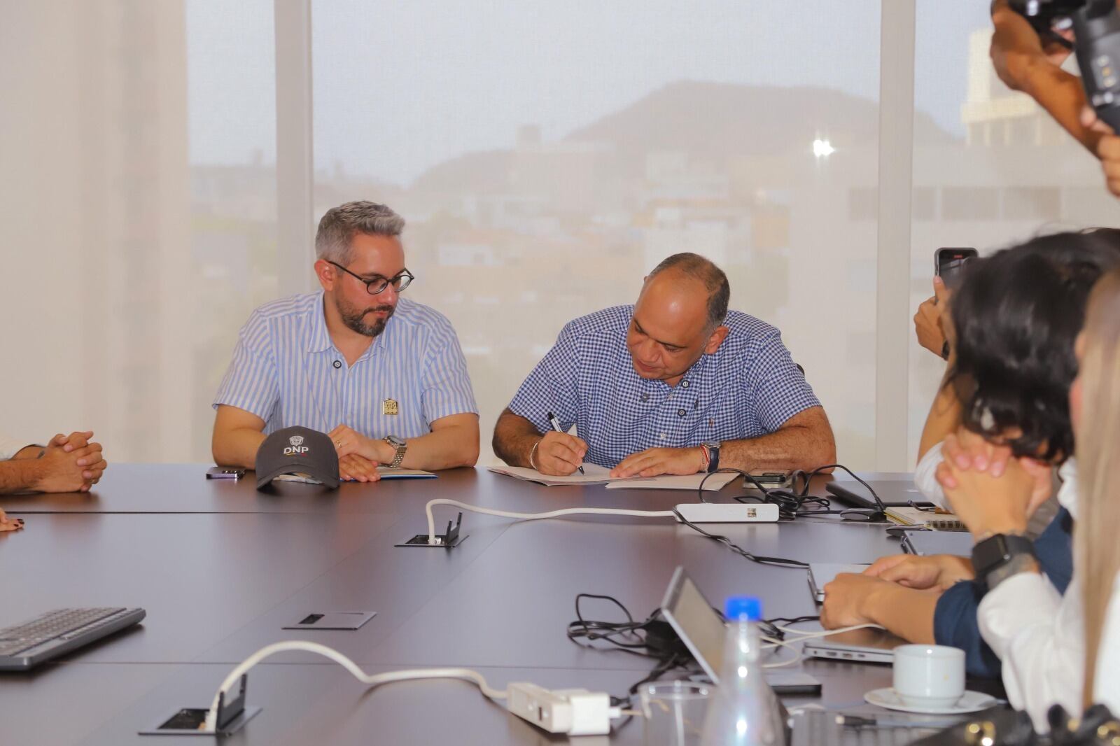 Firma del convenio. Foto: Alcaldía de Santa Marta 