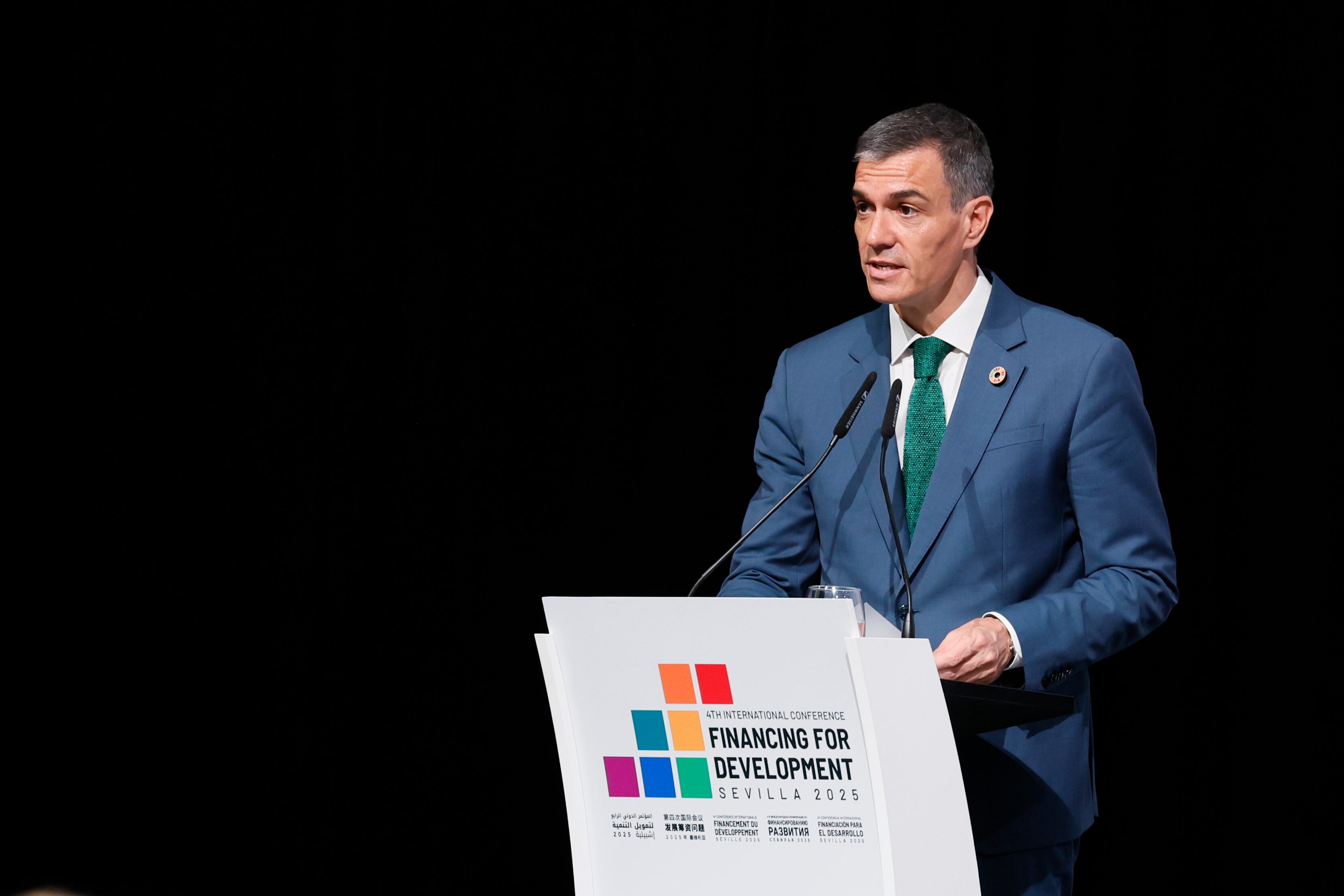 SEVILLA (ESPAÑA), 01/07/2025.- El presidente del Gobierno, Pedro Sánchez interviene en el evento 'Forjando una agenda común para lograr la sostenibilidad de la deuda en los países en desarrollo' este martes durante la IV Conferencia Internacional para el Desarrollo celebrada en el Palacio de Congresos de Sevilla. EFE/J. Palencia