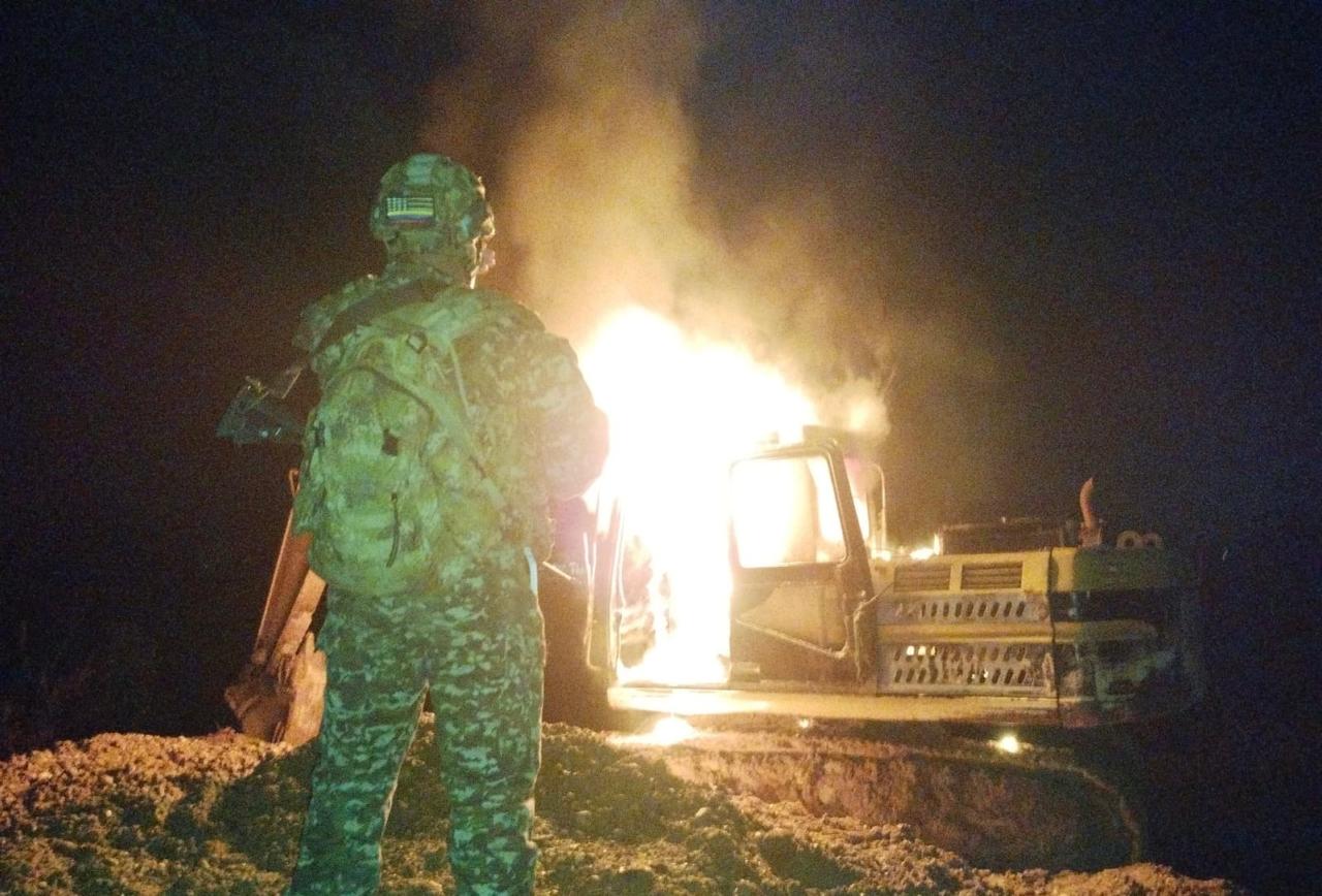 Ejército destruye maquinaria que era utilizada para minería ilegal en el sur de Córdoba. Foto: Ejército.