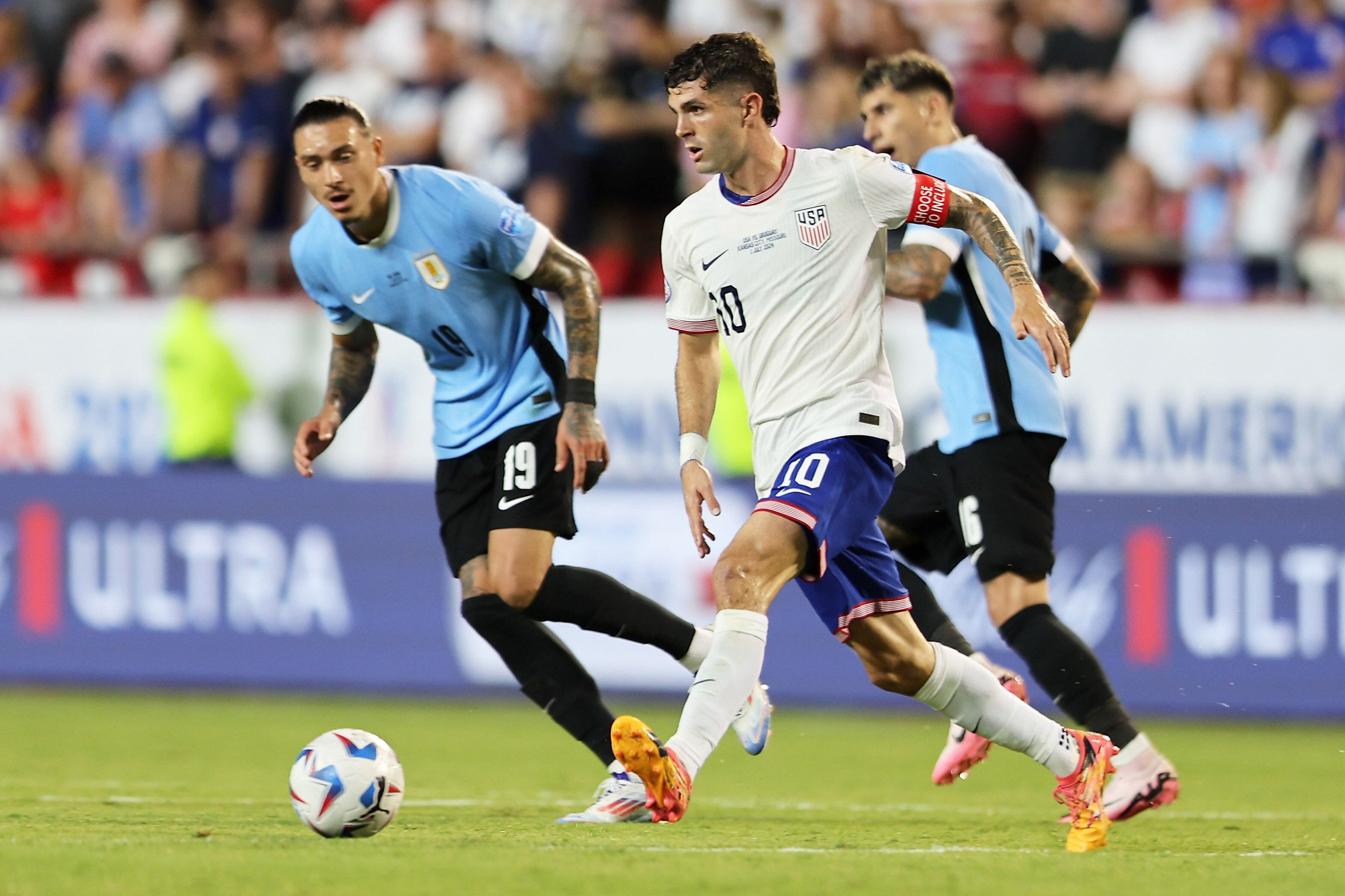 Kansas City (United States), 01/07/2024.- Uruguay's Darwin Nunez (L) and Christian Pulisic of the United States in action during a CONMEBOL Copa America group C soccer match in Kansas City, Missouri, USA, 01 July 2024. (Estados Unidos) EFE/EPA/WILLIAM PURNELL