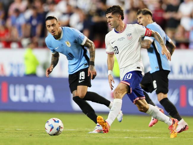 Kansas City (United States), 01/07/2024.- Uruguay's Darwin Nunez (L) and Christian Pulisic of the United States in action during a CONMEBOL Copa America group C soccer match in Kansas City, Missouri, USA, 01 July 2024. (Estados Unidos) EFE/EPA/WILLIAM PURNELL