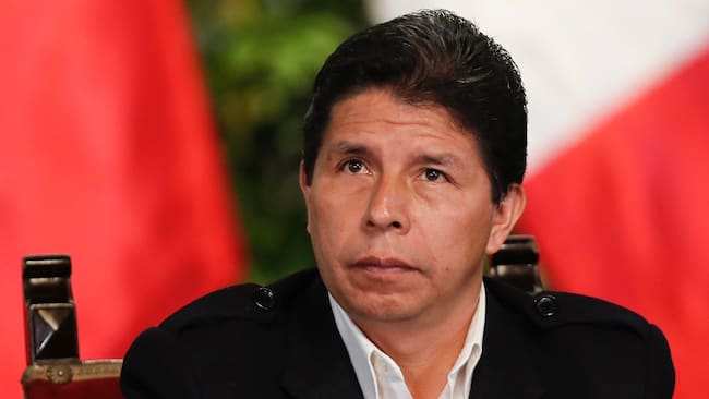 ARCHIVO AME3956. LIMA (PERÚ), 27/04/2024.- El expresidente peruano Pedro Castillo durante una rueda de prensa sobre las acusaciones de la Fiscalía en su contra, el 11 de octubre del 2022, en Lima (Perú). La audiencia preliminar de control de acusación por el fallido golpe de Estado del expresidente peruano Pedro Castillo (2021-2022) se realizará el próximo 9 de mayo, informó este sábado el Poder Judicial de Perú. EFE/ Paolo Aguilar/ARCHIVO