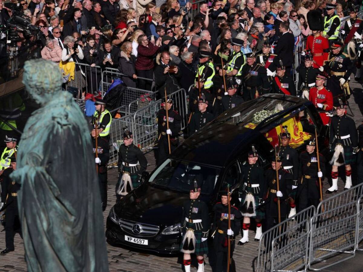 Reina Isabel II: miles de escoceses le dan el último adiós en profundo silencio