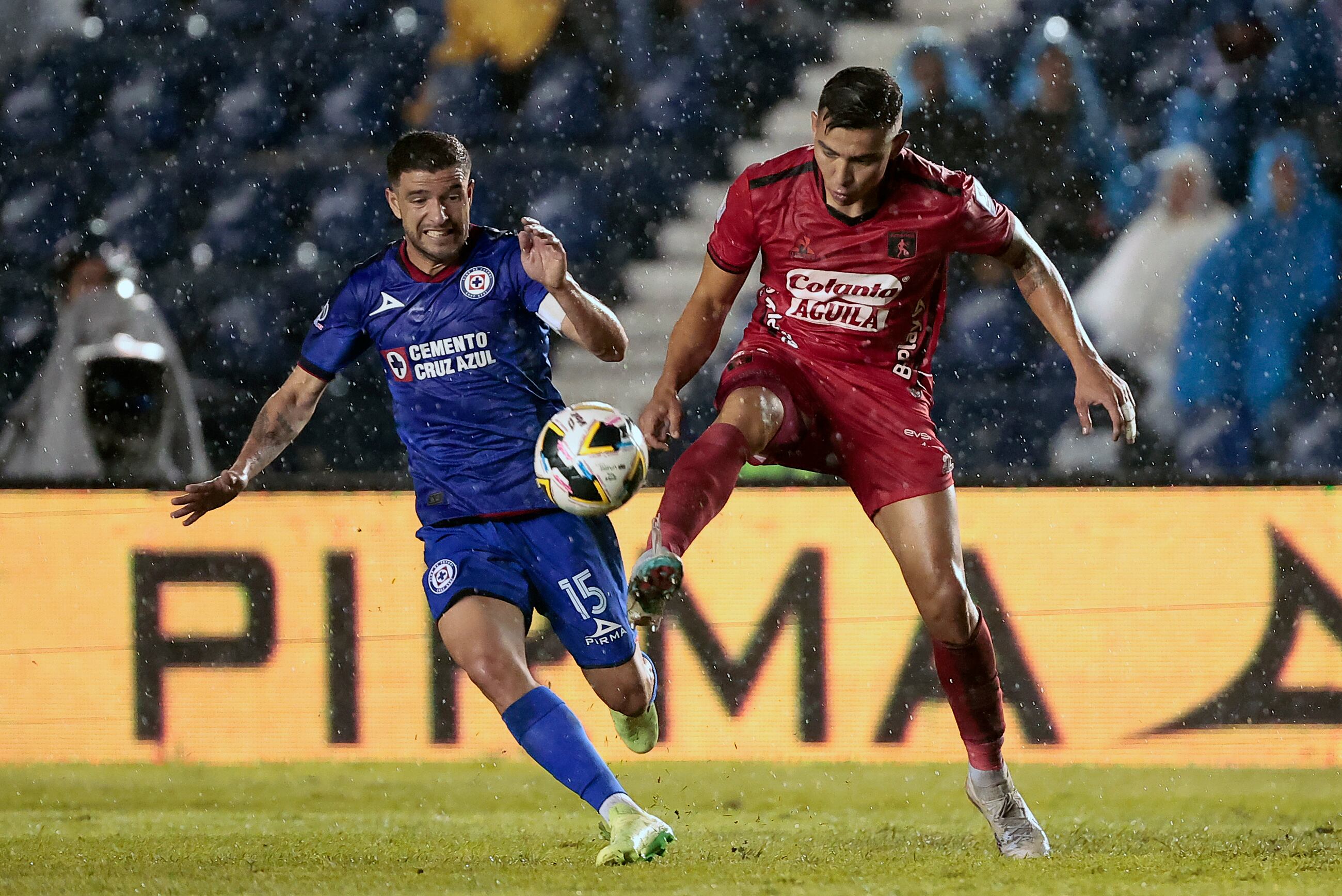 MEX2370. CIUDAD DE MÉXICO, (MÉXICO), 29/06/2024.- José Ignacio Rivero de Cruz Azul (i) disputa un balón con Harold Rivera de América de Cali, durante un partido por la Copa Fundadores este sábado, disputado en el estadio de la Ciudad de los Deportes en Ciudad de México (México). EFE/José Méndez