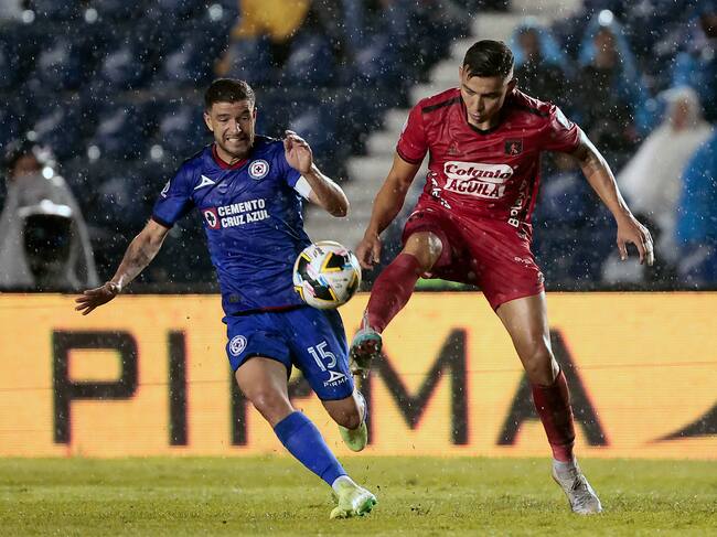 MEX2370. CIUDAD DE MÉXICO, (MÉXICO), 29/06/2024.- José Ignacio Rivero de Cruz Azul (i) disputa un balón con Harold Rivera de América de Cali, durante un partido por la Copa Fundadores este sábado, disputado en el estadio de la Ciudad de los Deportes en Ciudad de México (México). EFE/José Méndez