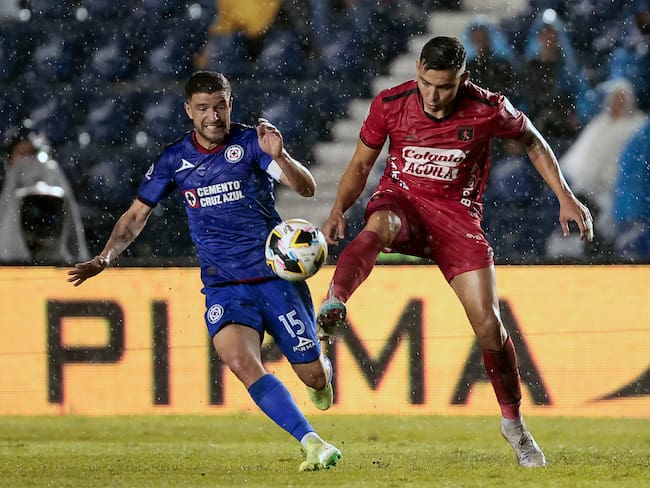 MEX2370. CIUDAD DE MÉXICO, (MÉXICO), 29/06/2024.- José Ignacio Rivero de Cruz Azul (i) disputa un balón con Harold Rivera de América de Cali, durante un partido por la Copa Fundadores este sábado, disputado en el estadio de la Ciudad de los Deportes en Ciudad de México (México). EFE/José Méndez