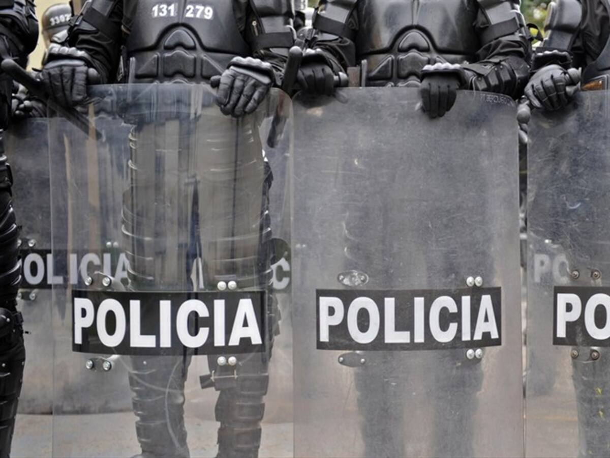 Policías recibieron con flores a estudiantes que marcharon en Popayán
