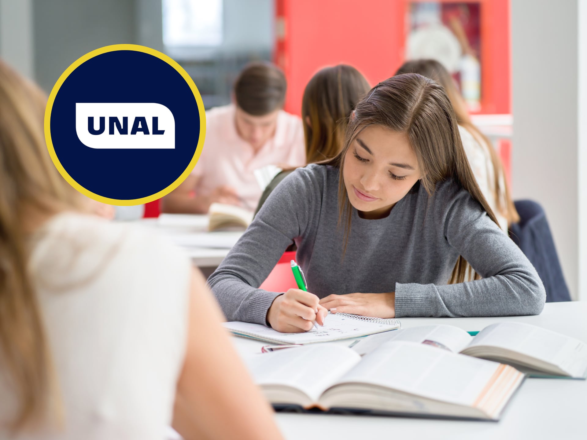 Joven estudiando para un examen en la biblioteca de su universidad. En el círculo, el logo de la Universidad Nacional de Colombia (Fotos vía GettyImages y redes sociales)