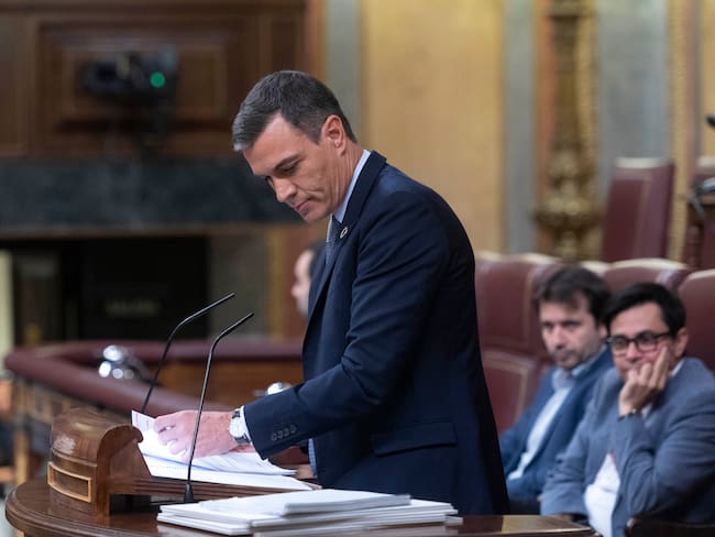 Sánchez anuncia impuestos a banca y energéticas para más ayudas sociales en España