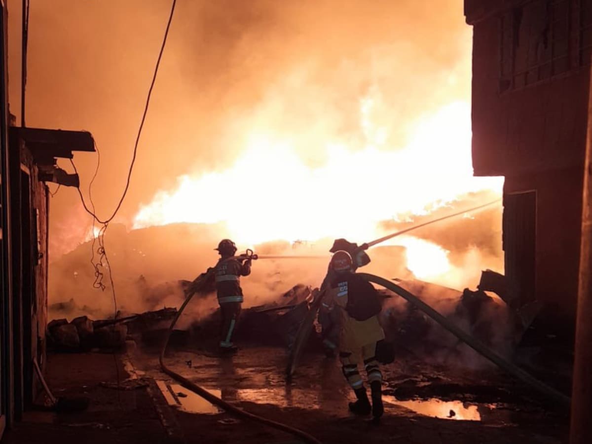 VIDEO: Incendio consumió bodega en Bosa durante la noche del Día de Velitas