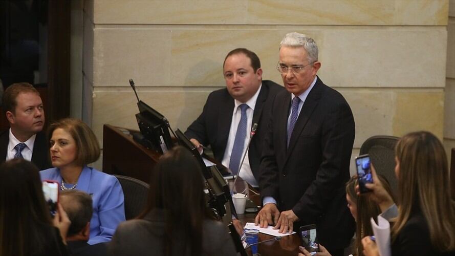 Álvaro Uribe radicará un proyecto para revestir de funciones extraordinarias al presidente para que, por una sola vez, aumente el salario mínimo establecido para este año. Foto: Colprensa