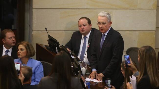 Álvaro Uribe radicará un proyecto para revestir de funciones extraordinarias al presidente para que, por una sola vez, aumente el salario mínimo establecido para este año. Foto: Colprensa