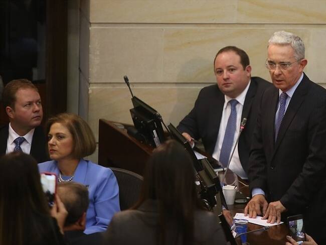 Álvaro Uribe radicará un proyecto para revestir de funciones extraordinarias al presidente para que, por una sola vez, aumente el salario mínimo establecido para este año. Foto: Colprensa