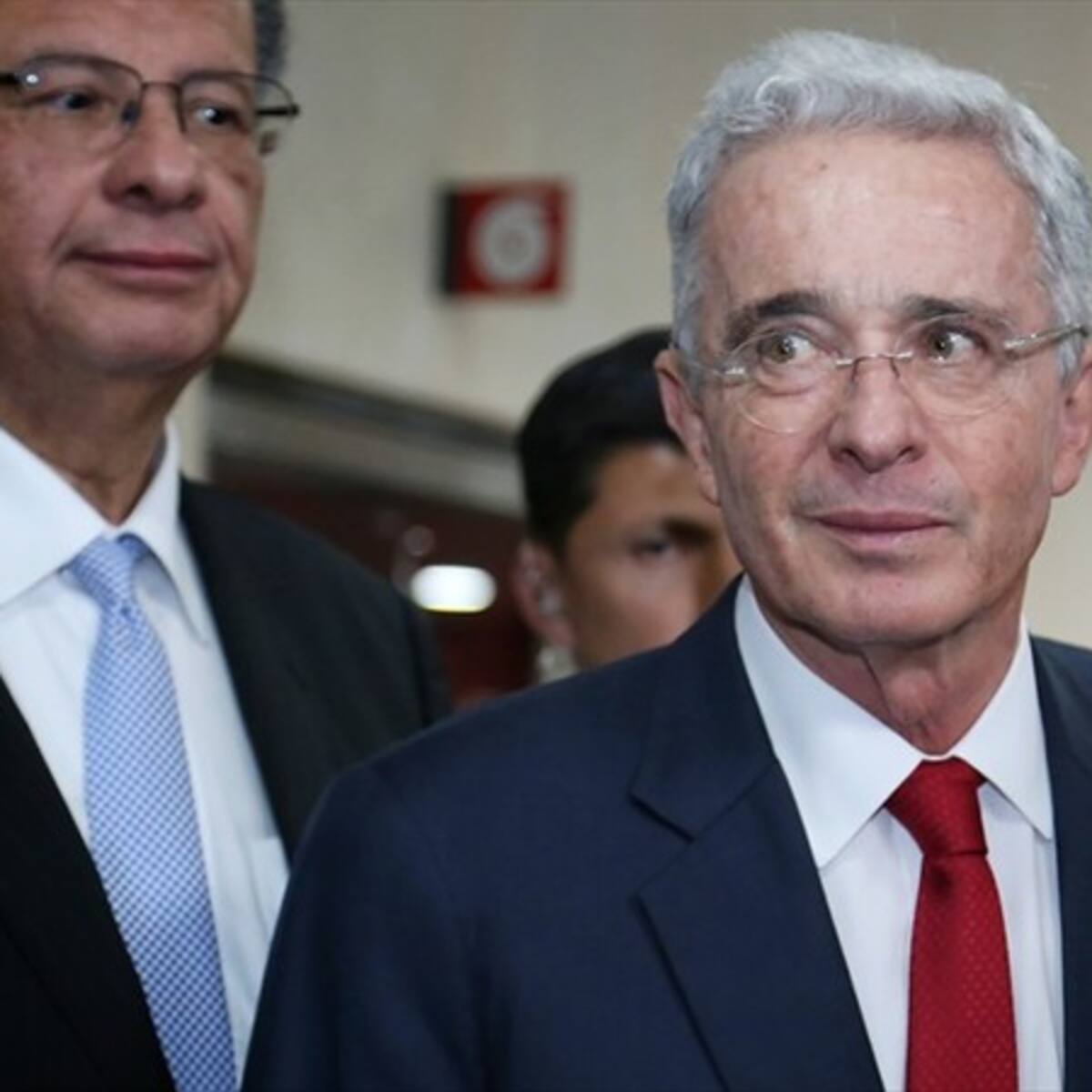 Uribe habló con unas estatuas: “Les pido nos ayuden para que más colombianos voten por nosotros”