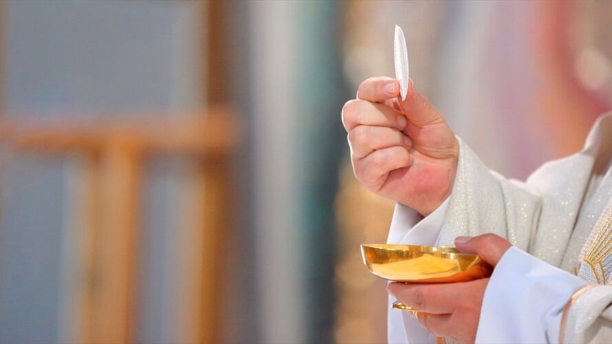Polémica por grupo de sacerdotes que le niegan la comunión a feligreses vacunados. Foto: Getty Images/wideonet