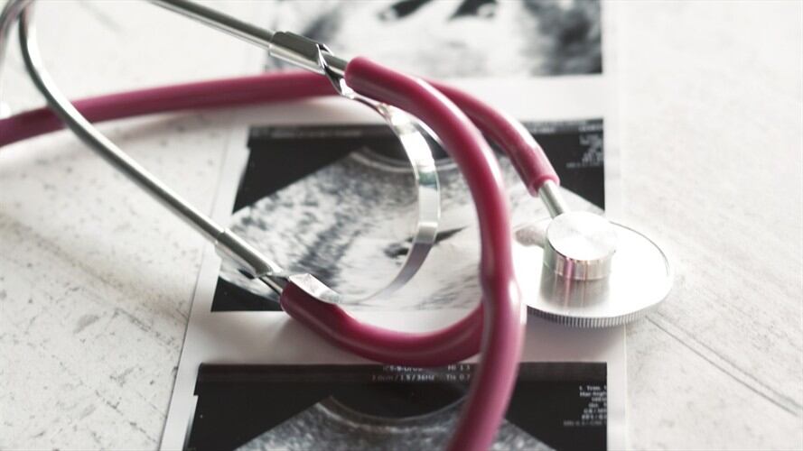 Que se despenalice por completo el aborto porque discrimina a las mujeres que, cuando deciden interrumpir su embarazo, son perseguidas y criminalizadas: así lo propone una nueva ponencia. Foto: Getty Images / SEPTEMBER15