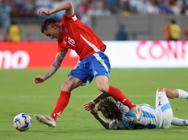 East Rutherford (United States), 25/06/2024.- Argentina midfielder Rodrigo De Paul (R) and Chile defender Rodrigo Echeverria (L) battle for the ball during the first half of the CONMEBOL Copa America 2024 group A soccer match between Argentina and Chile, at MetLife Stadium in East Rutherford, New Jersey, USA, 25 June 2024. EFE/EPA/JUSTIN LANE