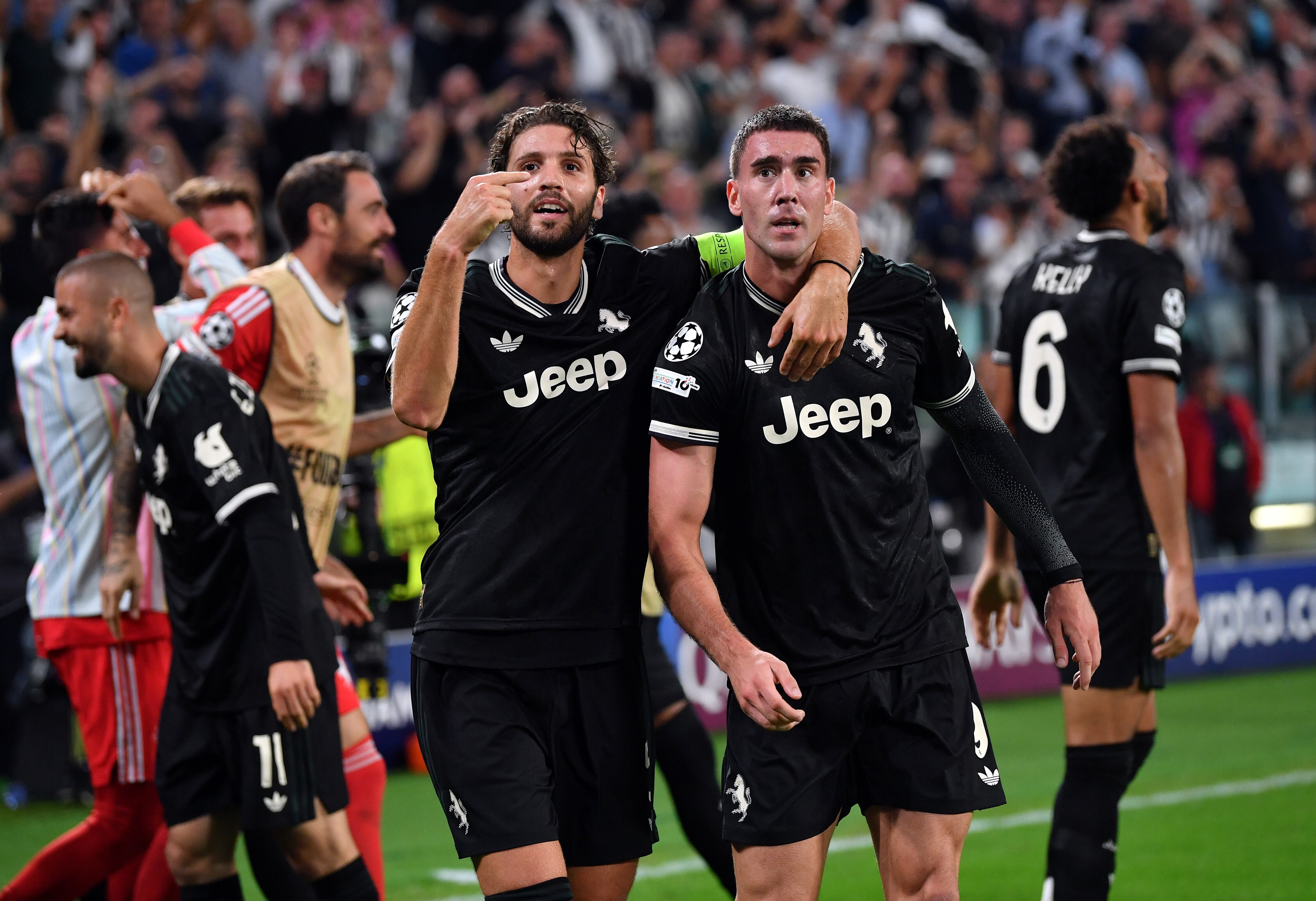 Manuel Locatelli y Dusan Vlahovic, de la Juventus, celebran el cuarto gol de Lloyd Kelly  en el Juventus Stadium el 16 de septiembre de 2025 en Turín, Italia. (Foto de Valerio Pennicino/Getty Images)