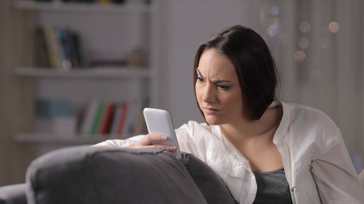 Ojo: revisar el celular a la pareja sin permiso es delito, esto dice la ley