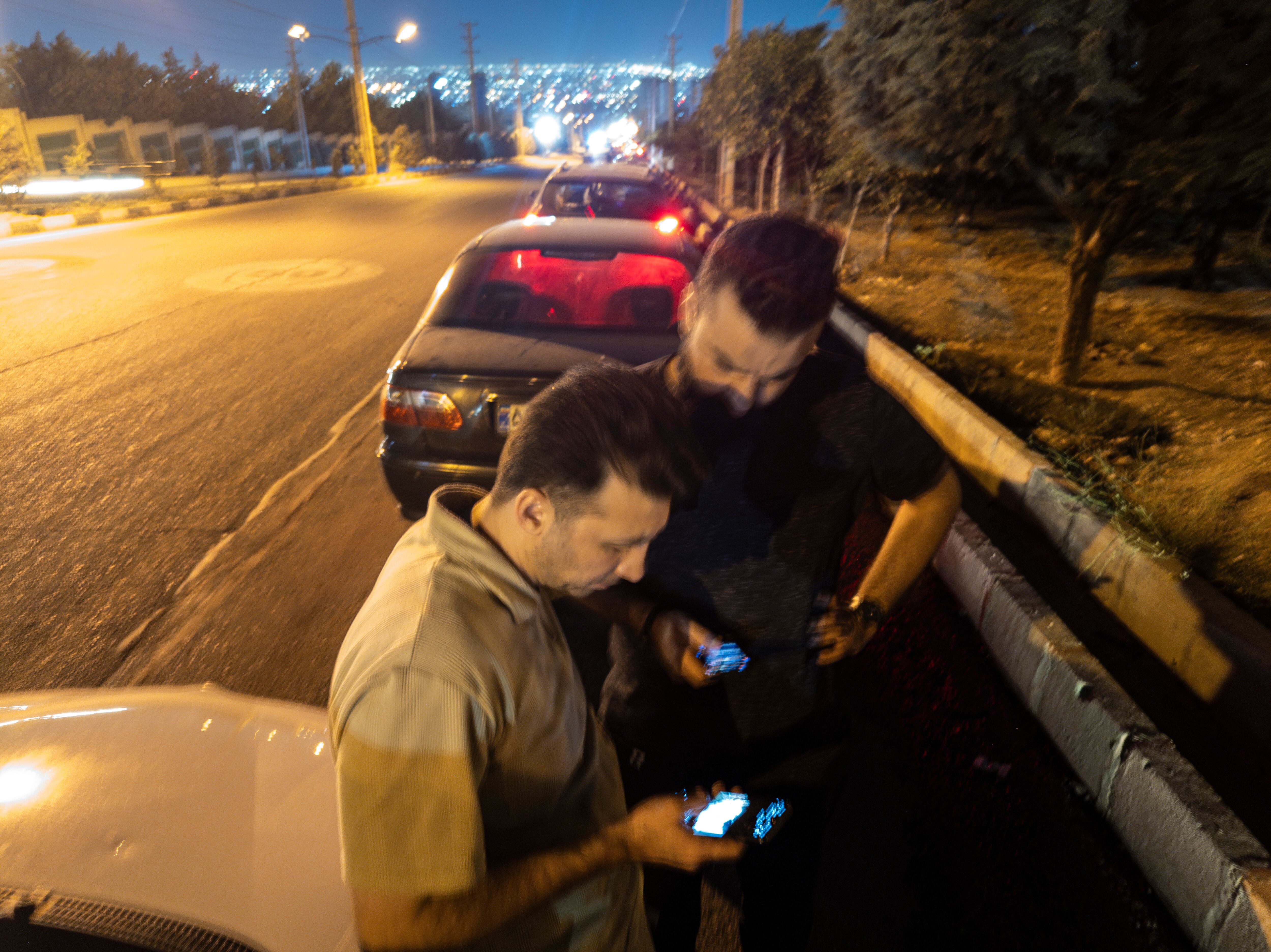 Dos ciudadanos iranís comprobando conexión a internet. FOTO: Morteza Nikoubazl/NurPhoto via Getty Images