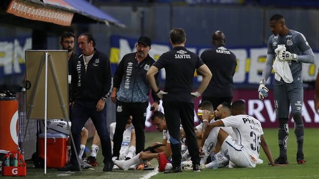 El arquero del Santos jugó con Coronavirus ante Boca Juniors . Foto: AGUSTIN MARCARIAN/POOL/AFP via Getty Images