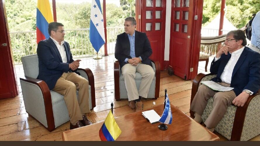 El Mandatario tuvo que ser asistido por el canciller Carlos Holmes Trujillo. Foto: Presidencia de La República