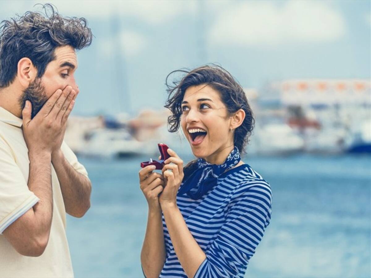 La campaña que premia a las mujeres que le piden matrimonio a sus parejas