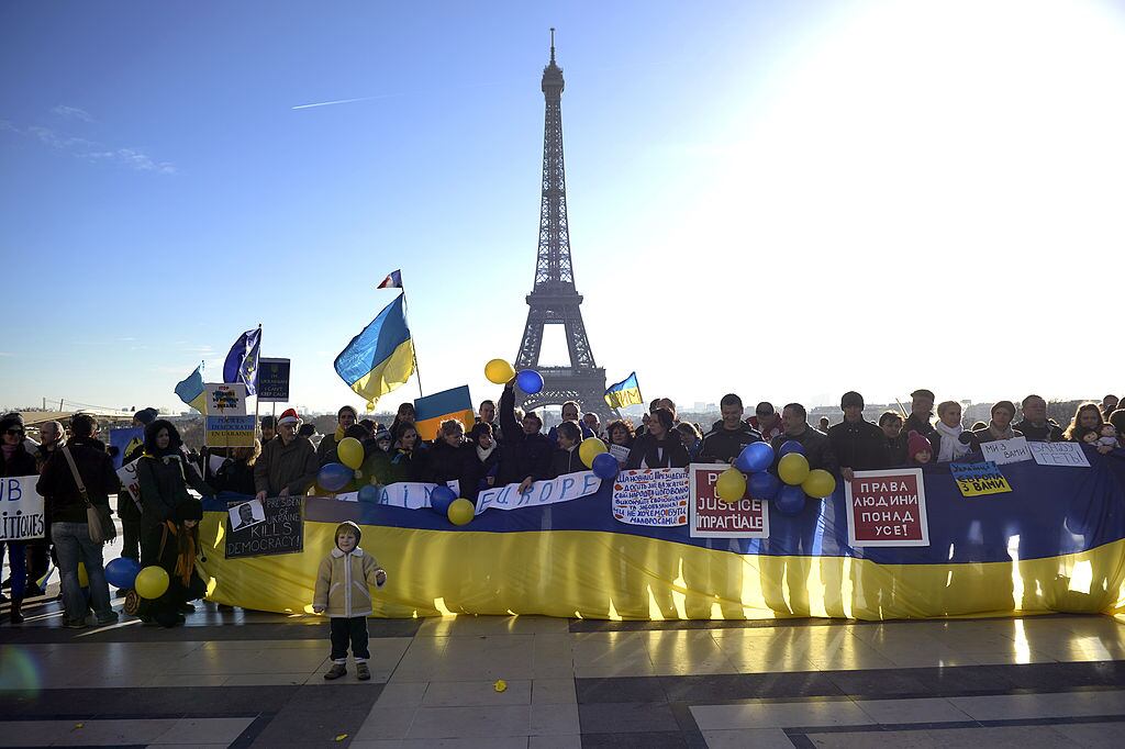Ucranianos que viven en Francia demuestran su apoyo a Ucrania en la Torre Eiffel.  (Photo credit should read MARTIN BUREAU/AFP via Getty Images)