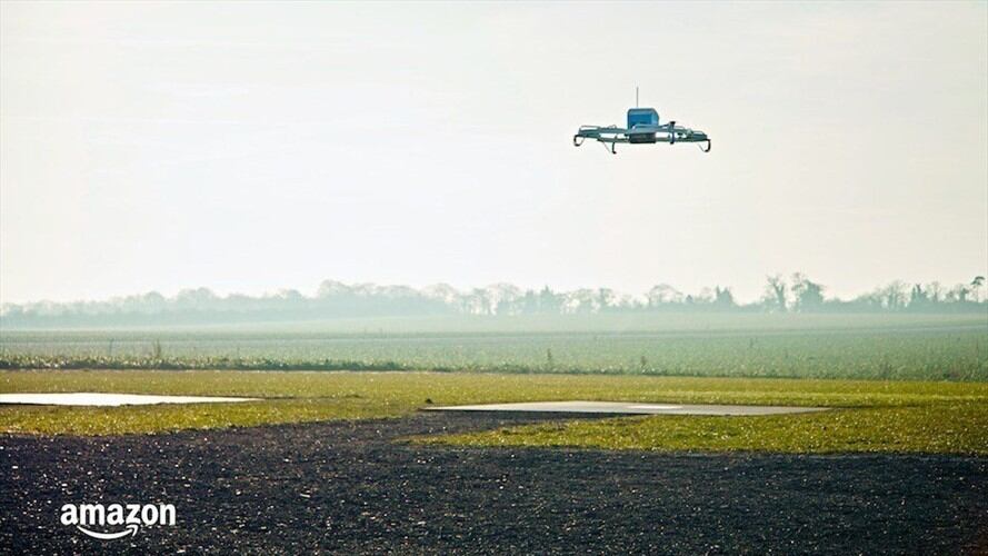 Amazon realiza su primer envío con un drone. Foto: Amazon