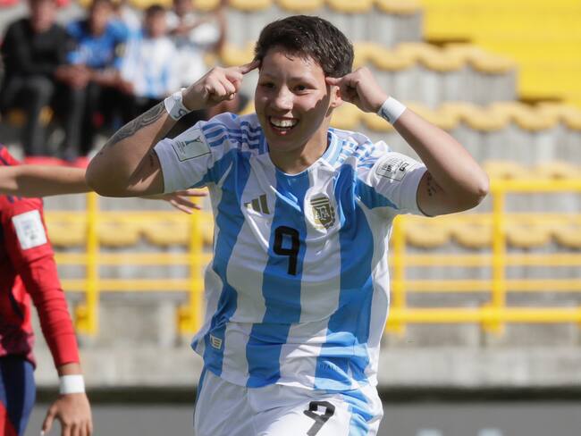AMDEP6461. BOGOTÁ (COLOMBIA), 09/09/2024.- Kishi Núñez de Argentina celebra un gol el 08 de septiembre de 2024, en un partido del grupo F de la Copa Mundial Femenina sub-20 entre las selecciones de Argentina y Costa Rica en el estadio de Techo en Bogotá (Colombia). Argentina, que se clasificó como mejor tercero a octavos luego de perder en el debut ante Corea del Norte, empatar con Países Bajos y cerrar con un triunfo frente a Costa Rica, logró superar por primera vez la primera fase de un mundial femenino de la categoría y alista a Kishi Núñez para enfrentar a la tres veces campeona del mundo Alemania. EFE/ Carlos Ortega